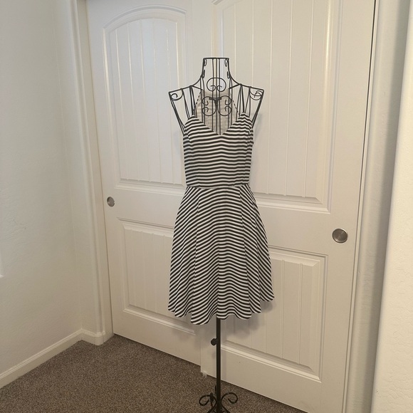 Express Black and White Striped Dress - size 4 - Picture 1 of 5
